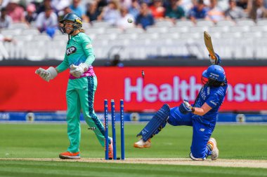 Londra 'nın Ruhu' ndan Deepti Sharma, Oval Invincibles 'dan Ryana Macdonald-Gay tarafından Londra' nın Yüz Ruhani Kadına Karşı Oval Yenilmez Kadınları 4 Ağustos 2024 'te Londra' nın Lordlarında oynanan karşılaşmada şaşkına çevrildi.