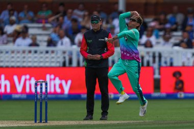 Oval Invincibles 'dan Adam Zampa 100 maç boyunca Londra Ruh Adamları Oval Invincibles' a karşı 4 Ağustos 2024 'te Londra, Londra, İngiltere' de