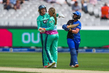 Lauren Winfield-Hill ve Oval Invincibles takımından Ryana Macdonald-Gay, Londra Spirit 'ten Deepti Sharma' nın Lords, Londra, İngiltere, 4 Ağustos 2024 'te Oval Invincibles Women' a karşı oynadığı 100 kişilik maçta görevden alınmasını kutluyor.
