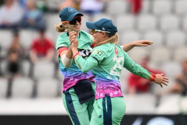 Ryana Macdonald-Gay, Laura Wolvaardt 'ın Hundred maçında Oval Invincibles' lı Amanda-Jade Wellington 'ın atılışını kutluyor. Manchester Kökenli Kadınlar Oval Invincibles Kadınlara Karşı Eski Trafford, Birleşik Krallık' ta, 6 Ağustos 2024  