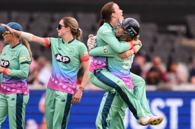 Mady Villiers, 6 Ağustos 2024 'te Old Trafford, Manchester, İngiltere' de oynanan Hundred maçında Emma Lamb 'in Oval Invincibles' lı Lauren Winfield-Hill ile birlikte elenmesini kutluyor. 