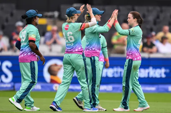 Oval Invincibles oyuncuları Manchester kökenli Emma Lamb 'in 6 Ağustos 2024' te Old Trafford, Manchester, İngiltere 'de oynanan 100 Maç' ta elenmesini kutluyorlar.