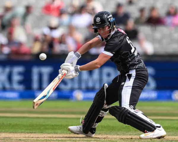 Manchester Original 'den Beth Mooney, 6 Ağustos 2024' te Old Trafford, Manchester 'da oynanan 100 maçlık Manchester Original Women vs Oval Invincibles Women maçında atış yaptı. 