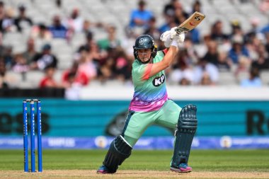 Oval Invincibles takımından Alice Capsey, Manchester 'ın Yüzlerce Maçı sırasında Old Trafford, Manchester, 6 Ağustos 2024' te Oval Invincibles Kadınlarına Karşı İki Sayı Turu yaptı. 