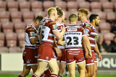 Wigan Warriors takımından Harvie Hill, Wigan Warriors 'un 6 Ağustos 2024' te DW Stadyumu 'nda oynanan Betfred Süper Ligi maçında 26-6' lık Wigan maçını kazanmasını kutluyor.