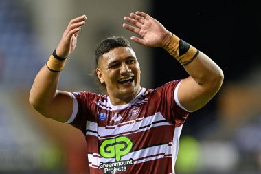 Wigan Warriors takımından Patrick Mago, 6 Ağustos 2024 'te İngiltere' nin Wigan Stadyumu 'nda oynanan Betfred Süper Lig karşılaşmasında taraftarlarını alkışlarken gülümsüyor.