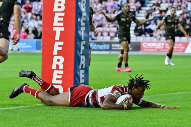 Wigan Warriors 'tan Junior Nsemba, 6 Ağustos 2024' te Wigan Warriors 'a karşı Leigh Leopards' ın oynadığı Betfred Süper Ligi maçında Wigan 'ı 4-0 yenmeye çalışıyor.