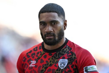 Leopar Leoparlar takımından Ricky Leutele, 6 Ağustos 2024 'te İngiltere' nin Wigan Stadyumu 'nda oynanan Betfred Süper Lig karşılaşmasında Wigan Warriors - Leopards maçında ısındı.