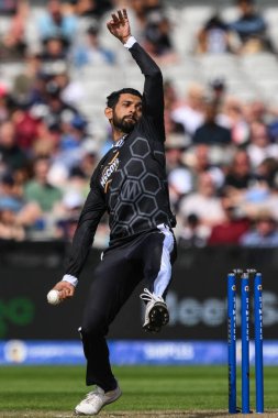 Manchester Original 'den Sikandar Raza topu Manchester Orjinalleri' ne karşı Old Trafford, Manchester 'da 6 Ağustos 2024' teki Oval Invincibles maçında veriyor.