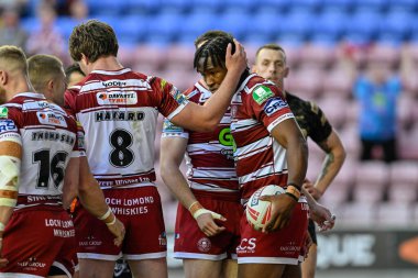 Wigan Warriors 'dan Junior Nsemba, Wigan Warriors' un 6 Ağustos 2024 'te DW Stadyumu' nda oynanan Betfred Süper Lig karşılaşmasında 4-0 'lık Wigan maçını kutluyor.