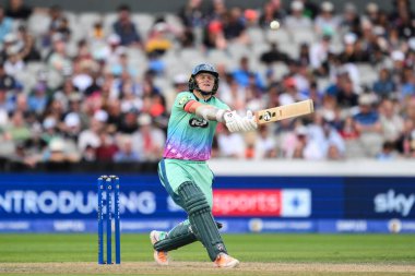 Oval Invincibles takımından Sam Curran, Manchester Orijinallerine karşı Old Trafford, Manchester, 6 Ağustos 2024 'te oynanan The Hundred maçında bir atış yaptı.