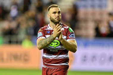 Wigan Warriors takımından Kaide Ellis, 6 Ağustos 2024 'te Wigan Warriors - Leopards maçında taraftarlarını alkışladı.