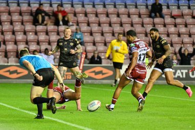 Wigan Warriors takımından Harvie Hill, 6 Ağustos 2024 'te Wigan Warriors' un Leigh Leopards 'a karşı oynadığı Betfred Süper Ligi maçında 26-6 Wigan' a karşı galibiyet elde etmeye çalışıyor.