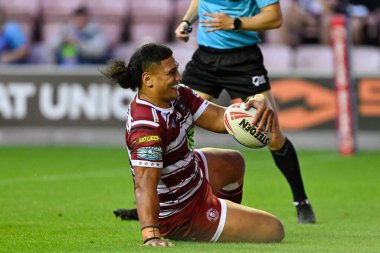 Wigan Warriors takımından Patrick Mago, 6 Ağustos 2024 'te Wigan Warriors' un Leigh Leopards 'a karşı oynadığı Betfred Süper Ligi maçında 20-0 yenilgiye uğruyor.