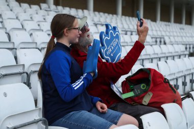 Taraftarlar, The Hundred maçından önce Trent Rockets 'ın Trent Bridge, Nottingham, İngiltere' de kadınlara karşı oynadığı maçın keyfini çıkarıyorlar.