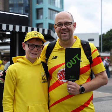 Taraftarlar, The Hundred maçından önce Trent Rockets 'ın Trent Bridge, Nottingham, İngiltere' de kadınlara karşı oynadığı maçın keyfini çıkarıyorlar.