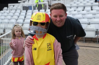 Taraftarlar, The Hundred maçından önce Trent Rockets 'ın Trent Bridge, Nottingham, İngiltere' de kadınlara karşı oynadığı maçın keyfini çıkarıyorlar.