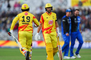 Trent Rockets 'ın Trent Bridge, Nottingham, İngiltere' de Trent Rockets 'a karşı oynadığı 100 maçta Joe Root ve Rashid Khan.