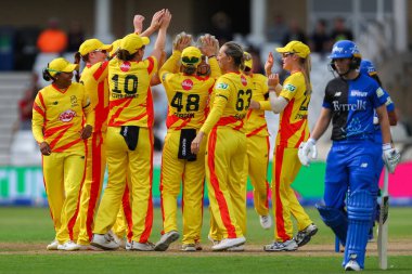 Trent Rockets, Londra Spirit 'ten Cordelia Griffith' in Trent Rockets Women 'a karşı Londra Spirit Women' in Trent Bridge, Nottingham, İngiltere 'de 7 Ağustos 2024' te kovulmasını kutluyor.