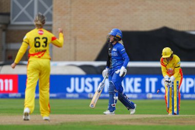 London Spirit 'ten Georgia Redmayne Trent Rockets' tan Ash Gardner tarafından Trent Rockets 'ın The Hunckets Women vs London Spirit Women' a karşı Trent Bridge, Nottingham, İngiltere 'de 7 Ağustos 2024' te oynanan maçta şaşkına çevrildi.
