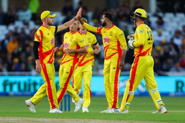 Trent Rockets 'tan İmad Wasim, Londra Spirit' ten Ollie Pope 'un Trent Bridge, Nottingham, İngiltere' deki Trent Rockets 'ın Londra Spirit' e karşı oynadığı maçta görevden alınmasını takım arkadaşlarıyla kutluyor.