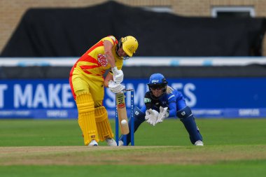 Trent Rockets 'ın Grace Scrivens' ı The Hundred maçında Trent Rockets kadınlara karşı Trent Bridge, Nottingham, İngiltere 'de 7 Ağustos 2024