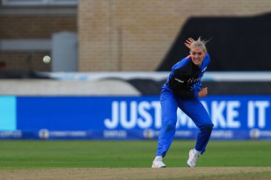 Trent Rockets 'dan Grace Scrivens, London Spirit' ten Sarah Glenn tarafından Trent Rockets 'ın Londra Spirit Women' e karşı Trent Bridge, Nottingham, İngiltere 'de 7 Ağustos 2024' te oynadığı 100 maçta hayrete düşürüldü.