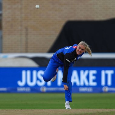 Trent Rockets 'dan Grace Scrivens, London Spirit' ten Sarah Glenn tarafından Trent Rockets 'ın Londra Spirit Women' e karşı Trent Bridge, Nottingham, İngiltere 'de 7 Ağustos 2024' te oynadığı 100 maçta hayrete düşürüldü.