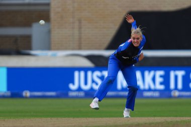 Trent Rockets 'dan Grace Scrivens, London Spirit' ten Sarah Glenn tarafından Trent Rockets 'ın Londra Spirit Women' e karşı Trent Bridge, Nottingham, İngiltere 'de 7 Ağustos 2024' te oynadığı 100 maçta hayrete düşürüldü.
