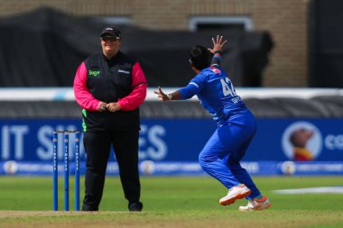 Trent Rockets 'ın Grace Scrivens' ın görevden alınmasını kutlayan Deepti Sharma, ancak Trent Rockets 'ın Londra Ruh Kadınları' na karşı oynadığı Trent Bridge, Nottingham, İngiltere, 7 Ağustos 2024 'te oynanan The Hundred maçında DRS tarafından karar değiştirildi.
