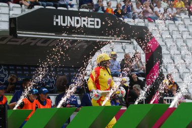 Trent Rockets 'dan Bryony Smith, Trent Rockets maçından önce tünelden çıktı. Trent Rockets, Londra Spirit Women' a karşı. Trent Bridge, Nottingham, İngiltere, 7 Ağustos 2024