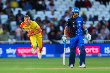 Trent Rockets takımından Luke Wood, Trent Rockets 'ın Londra Spirit' e karşı oynadığı Trent Bridge, Nottingham, İngiltere 'de 7 Ağustos 2024 maçında bovling oynuyor.
