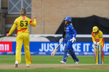London Spirit 'ten Georgia Redmayne Trent Rockets' tan Ash Gardner tarafından Trent Rockets 'ın The Hunckets Women vs London Spirit Women' a karşı Trent Bridge, Nottingham, İngiltere 'de 7 Ağustos 2024' te oynanan maçta şaşkına çevrildi.