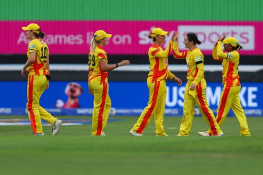 Trent Rockets oyuncuları, Trent Rockets 'ın Londra Spirit Women' a karşı Trent Bridge, Nottingham, İngiltere 'de 7 Ağustos 2024' te oynadığı 100 maçta kazandığı galibiyeti kutluyorlar.