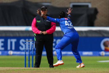Trent Rockets 'ın Grace Scrivens' ın görevden alınmasını kutlayan Deepti Sharma, ancak Trent Rockets 'ın Londra Ruh Kadınları' na karşı oynadığı Trent Bridge, Nottingham, İngiltere, 7 Ağustos 2024 'te oynanan The Hundred maçında DRS tarafından karar değiştirildi.