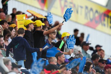 Taraftarlar The Hundred maçında Trent Rockets 'ın Londra Spirit' e karşı Trent Bridge, Nottingham, İngiltere 'de 7 Ağustos 2024' te oynadığı maçın keyfini çıkarıyorlar.