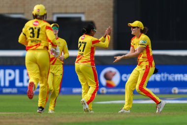 Trent Rockets 'ın Alana King' i, Trent Rockets 'ın Londra Spirit' e karşı Trent Bridge, Nottingham, İngiltere 'de 7 Ağustos 2024' te oynadığı 100 kişilik maçta Meg Lanning 'in Londra Spirit' ten kovulmasını takım arkadaşlarıyla kutluyor.