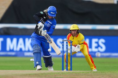 London Spirit 'ten Georgia Redmayne Trent Rockets' tan Ash Gardner tarafından Trent Rockets 'ın The Hunckets Women vs London Spirit Women' a karşı Trent Bridge, Nottingham, İngiltere 'de 7 Ağustos 2024' te oynanan maçta şaşkına çevrildi.