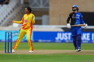 Trent Rockets 'ın Alana King' i, Trent Rockets 'ın Londra Ruh Kadınları' na karşı Trent Bridge, Nottingham, İngiltere, 7 Ağustos 2024 'te oynadığı 100' lük maçta Londra 'dan Charlie Dean' in görevden alınmasını kutluyor.
