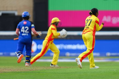 Trent Rockets 'tan Alana King, Trent Rockets' ın Londra Ruh Kadınları 'na karşı oynadığı Trent Bridge, Nottingham, İngiltere' de 7 Ağustos 2024 'te oynanan 100 maçta Heather Knight of London Spirit' in görevden alınmasını kutluyor.