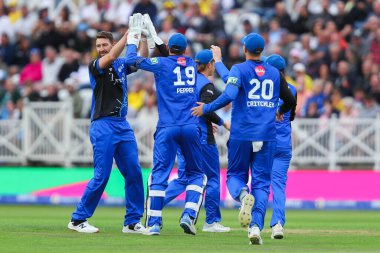 Londra Spirit 'ten Richard Gleeson, Trent Rockets' ın Trent Bridge, Nottingham, İngiltere 'deki Trent Rockets' a karşı Londra Spirit maçında Trent Rockets 'ın görevden alınması üzerine takım arkadaşlarıyla kutlama yapıyor.