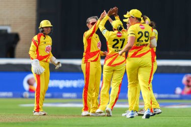 Trent Rockets 'tan Ash Gardner, London Spirit' ten Danielle Gibson 'ın Trent Rockets Women vs London Spirit Women' e karşı Trent Bridge, Nottingham, İngiltere 'de 7 Ağustos 2024' te oynanan maçta işten çıkarılmasını takım arkadaşlarıyla kutluyor.