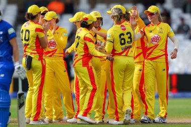 Trent Rockets, London Spirit 'ten Cordelia Griffith' in Trent Rockets 'a karşı London Spirit Women' in Trent Bridge, Nottingham, İngiltere 'de 7 Ağustos 202' deki maçı sırasında görevden alınmasını kutluyor.