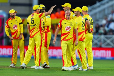 Trent Rockets oyuncuları, Trent Rockets 'ın Londra Spirit' e karşı Trent Bridge, Nottingham, İngiltere 'de 7 Ağustos 2024' te oynadığı 100 maçında Londra Spirit 'ten Shimron Hetmyer' in görevden alınmasını kutluyorlar.