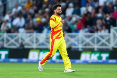 Trent Rockets takımından İmad Wasim, Trent Rockets 'in Londra Spirit' e karşı Trent Bridge, Nottingham, İngiltere 'de 7 Ağustos 2024' te oynadığı 100 maçında Londra Spirit takımından Keaton Jennings 'in görevden alınmasını kutluyor.