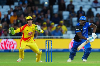 London Spirit 'ten Andre Russell, Trent Rockets' ın Londra Spirit 'e karşı oynadığı Trent Bridge, Nottingham, İngiltere' de 7 Ağustos 2024 'te oynanan 100 maçında yarasaları yendi.