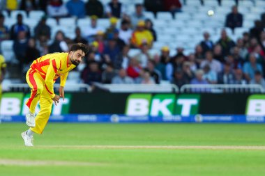 Trent Rockets 'dan İmad Wasim, The Hundred maçında Trent Rockets' ın Londra Spirit 'e karşı Trent Bridge, Nottingham, İngiltere' de 7 Ağustos 2024 'te oynadığı maçta bovling oynadı.