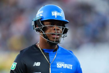 Londra Spirit 'ten Shimron Hetmyer, Trent Rockets' in Londra Spirit 'e karşı oynadığı Trent Bridge, Nottingham, 7 Ağustos 2024' teki maçta görevden alınmasının ardından üzgün görünüyor.