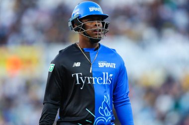 Londra Spirit 'ten Shimron Hetmyer, Trent Rockets' in Londra Spirit 'e karşı oynadığı Trent Bridge, Nottingham, 7 Ağustos 2024' teki maçta görevden alınmasının ardından üzgün görünüyor.