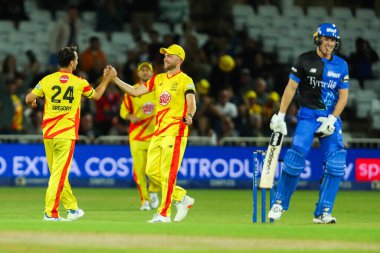 Trent Roket oyuncuları, Trent Rockets 'ın Londra Spirit' e karşı Trent Bridge, Nottingham, İngiltere 'de 7 Ağustos 2024' te oynadığı The Hundred maçının ardından zaferlerini kutluyorlar.